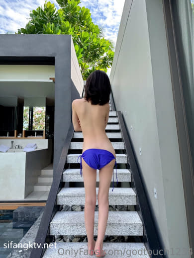【2024-02-18】Having sex while changing into a bikini
